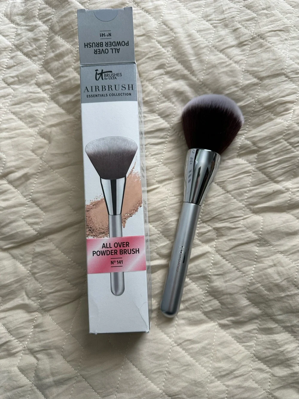 it cosmetics Airbrush All Over Powder Brush - Silver Handle with Dark Bristles